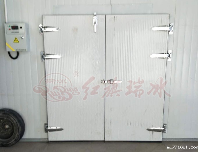 双开铰链门安装现场图